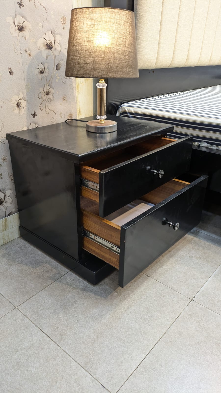 King Size Bed With 2 Side Tables