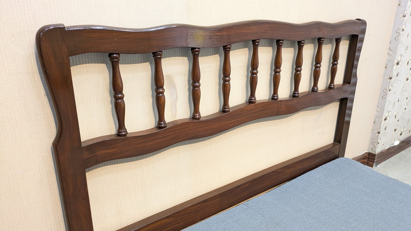 Queen Size Bed With Box Mattress and Spring Mattress
