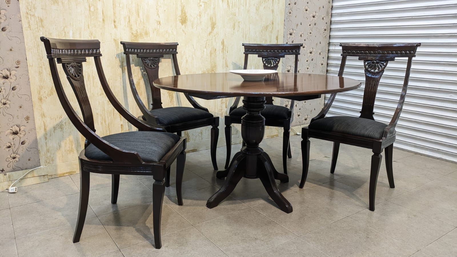 Round Shape 5 Seater Dining Table