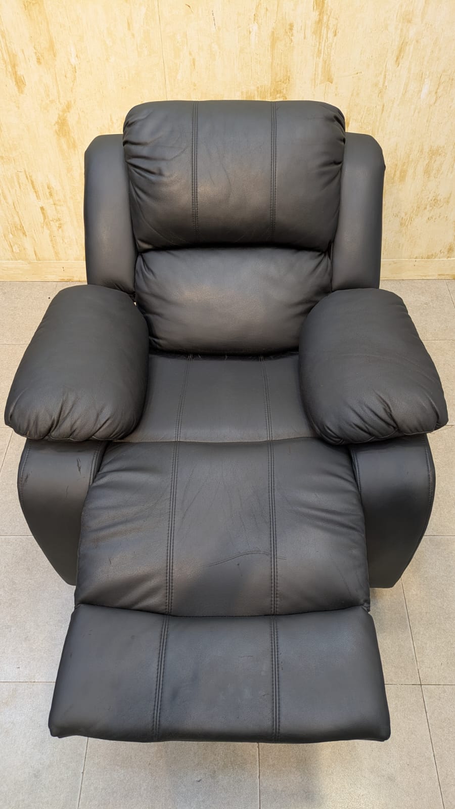 SUPER COMFORTABLE SKIN CONTACT LEATHER RECLINER