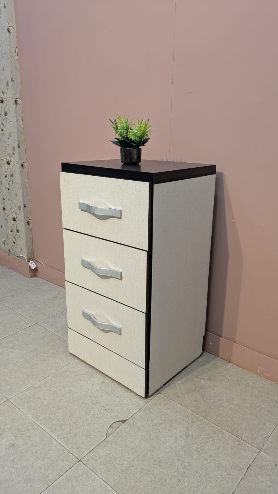 MODERN 3-DRAWER CHEST OF DRAWERS