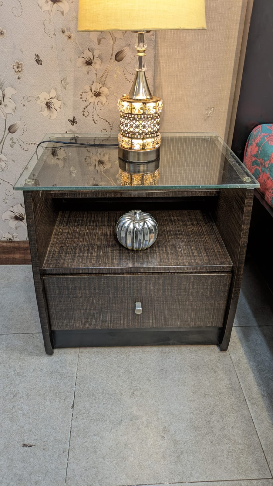 King Size Bed With 1 Side Table
