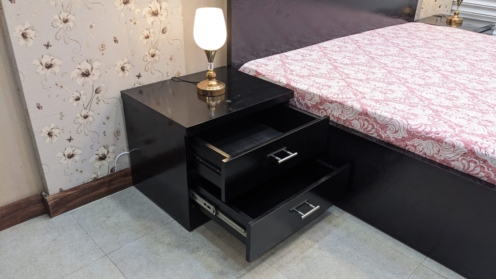 King Size Bed With 2 Side Tables