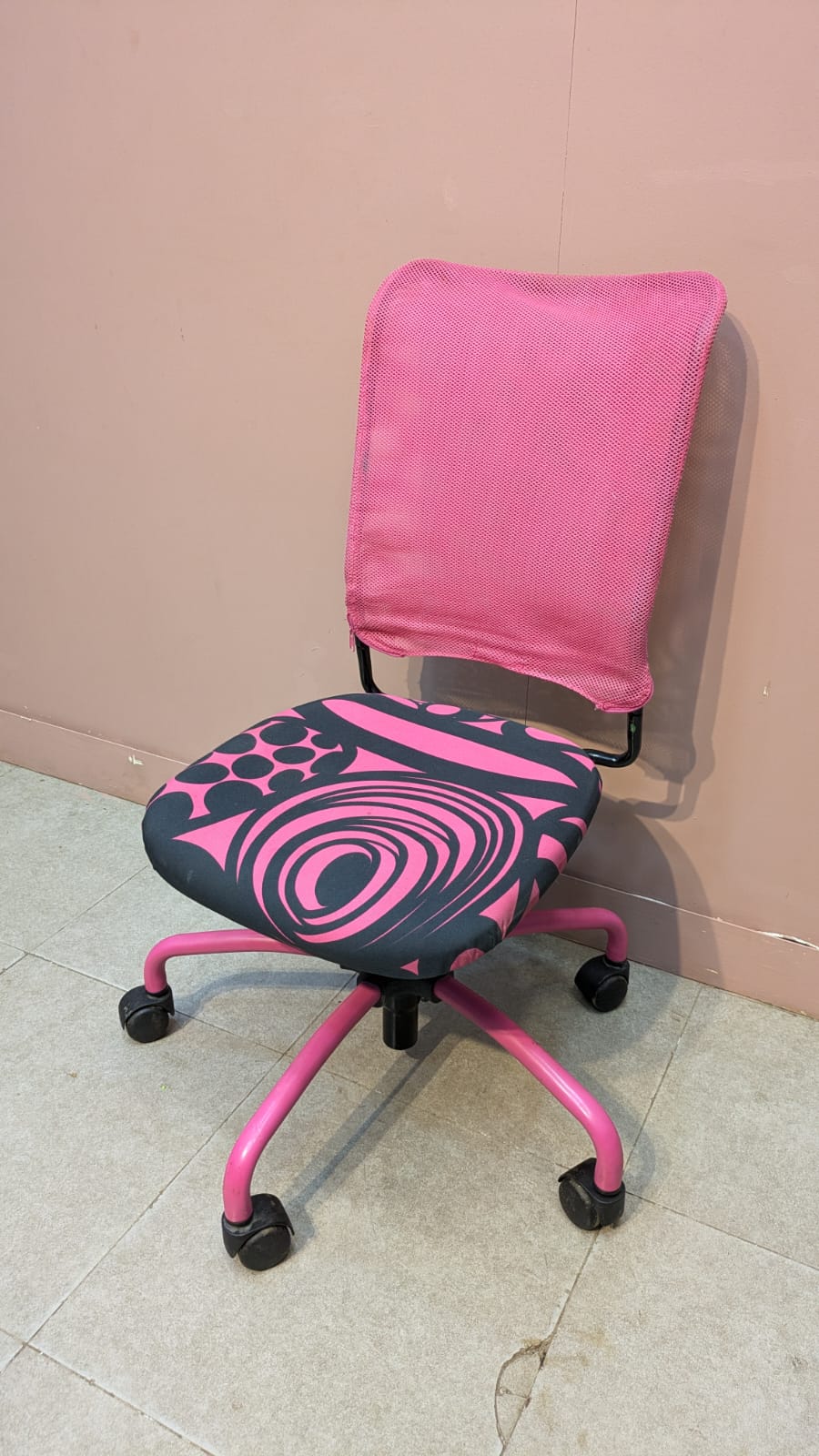 IMPORTED IKEA PINK SWIVEL CHAIR – STYLISH & COMFORTABLE!