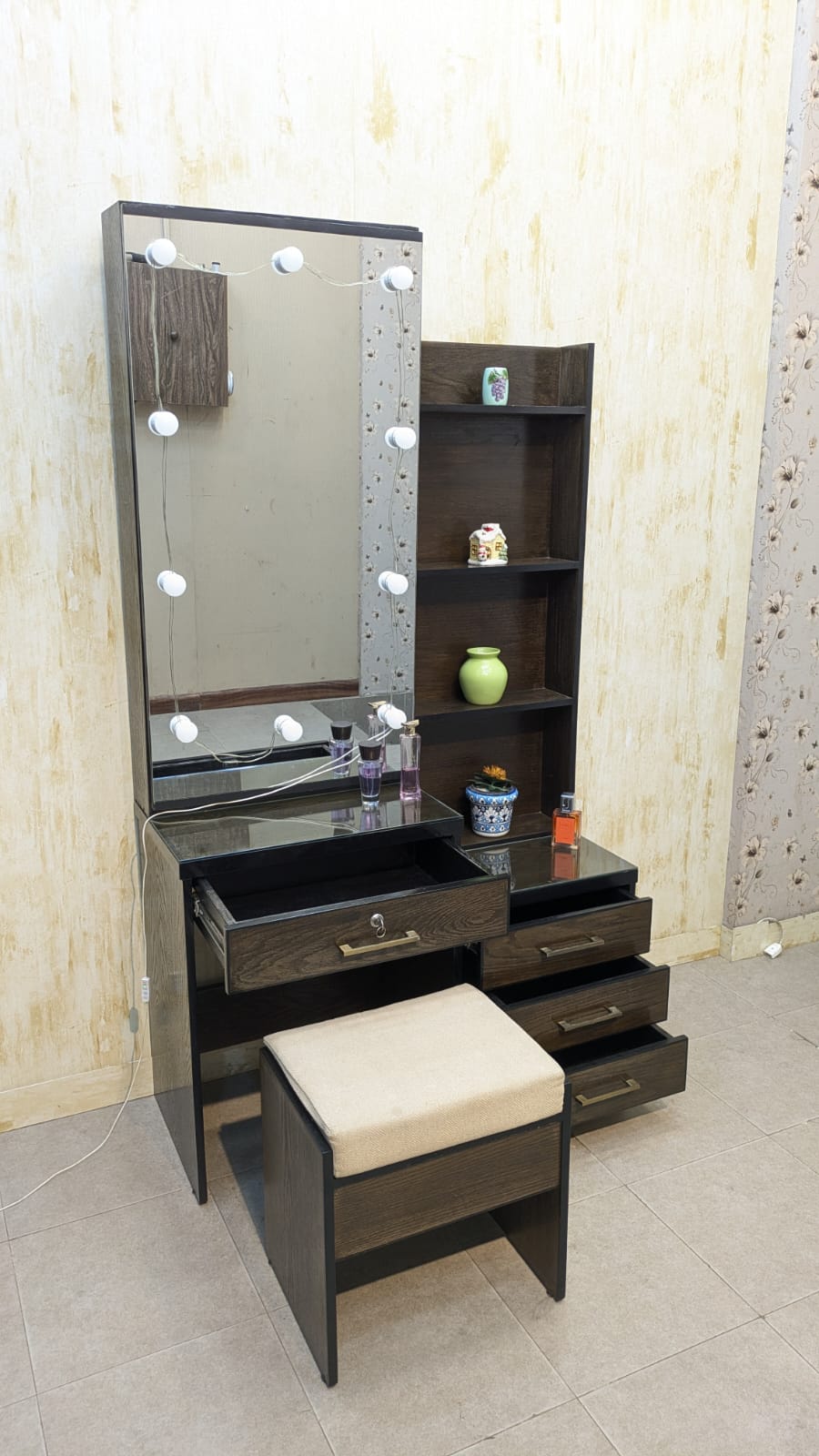 Modern Dressing Table with stool