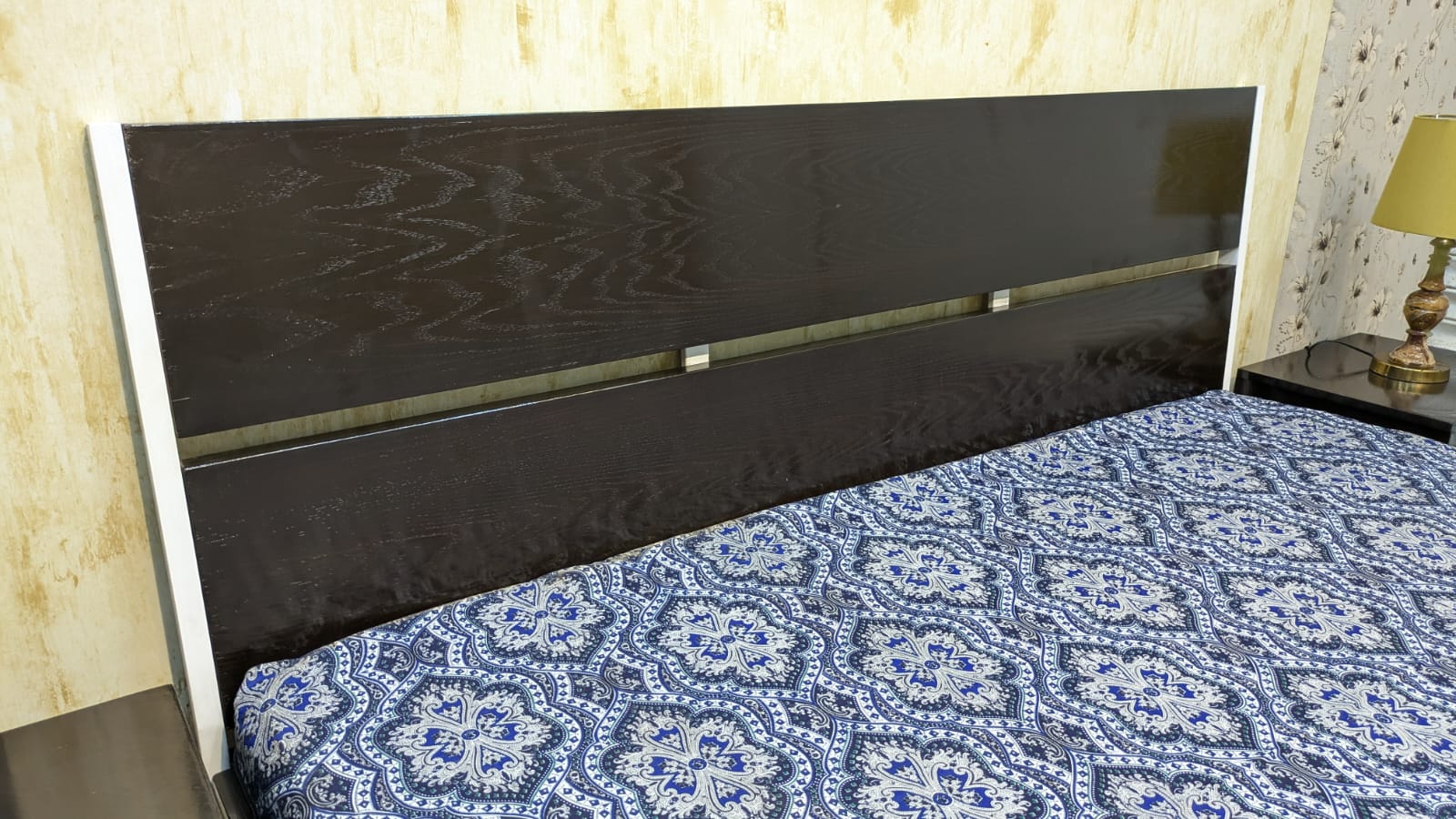 King Size Bed With 2 Side Tables