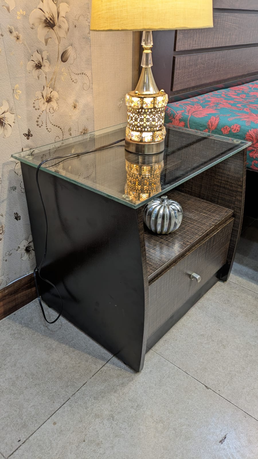 King Size Bed With 1 Side Table