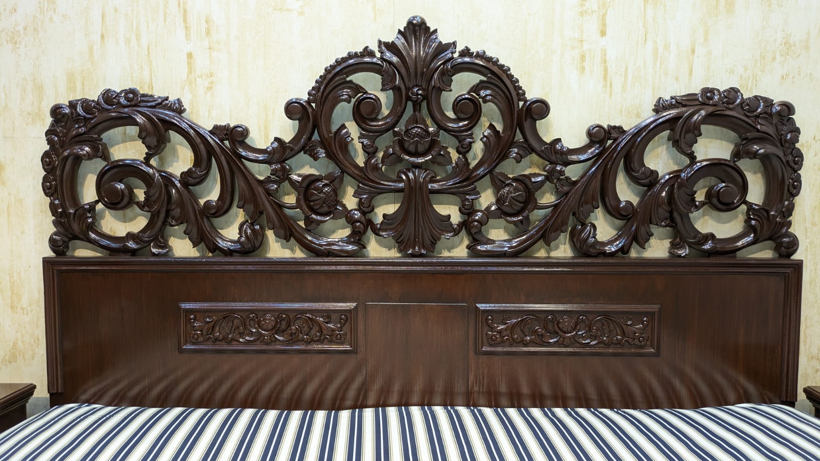 Elegant King Size Bed Set