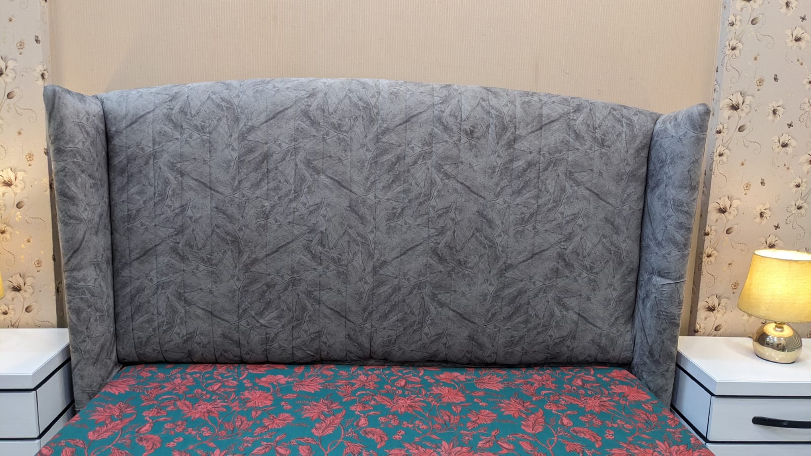 King Size Bed With 2 Side Tables and Dressing