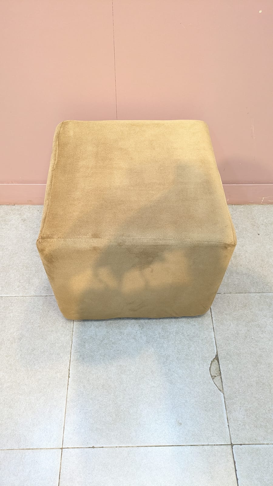 ELEGANT CENTER TABLE WITH 4 CUSHIONED STOOLS