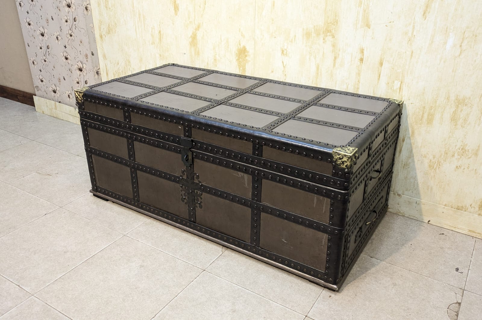 Beautiful Vintage Storage Trunk Elegant spacious
