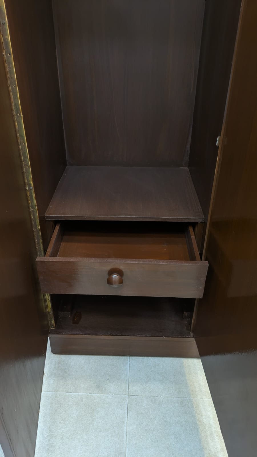 ELEGANT 3-DOOR ALMIRAH – STYLE MEETS STORAGE