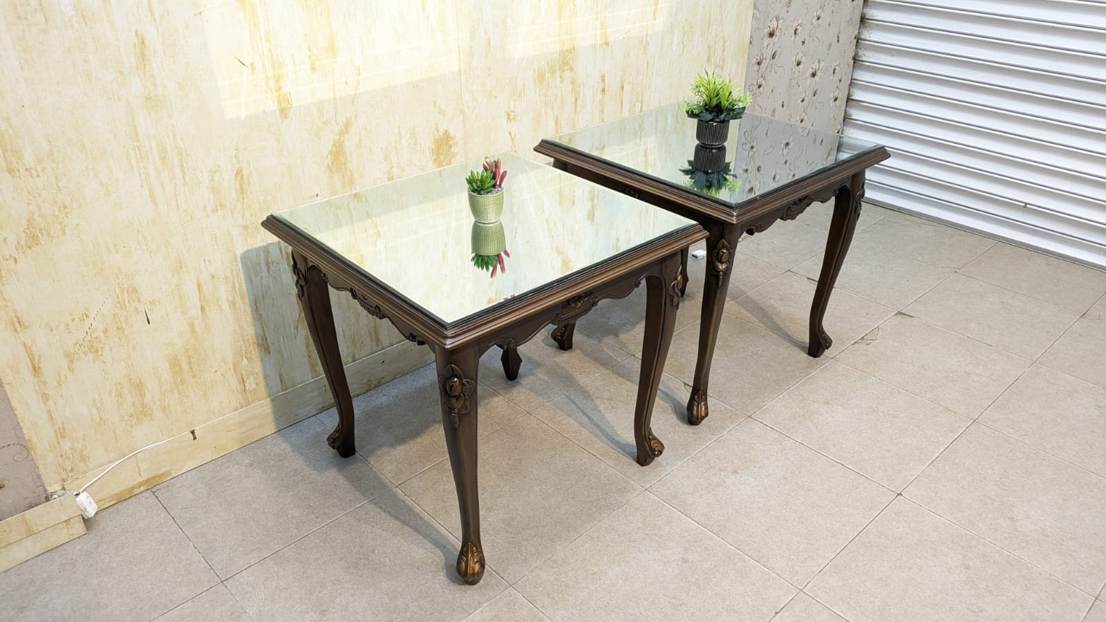 Corner table