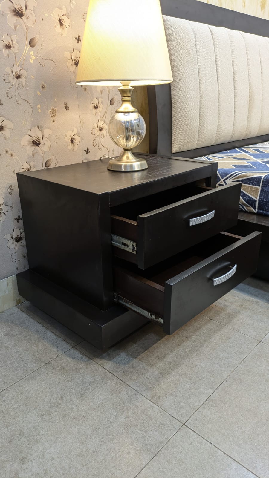 King Size Bed With 2 Side Tables