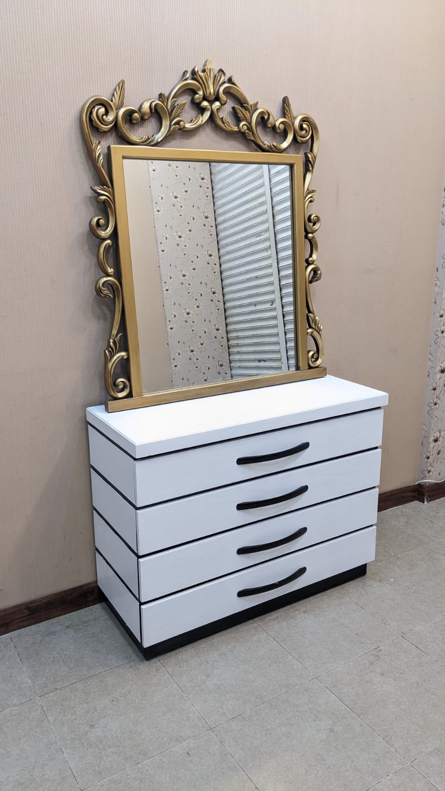 King Size Bed With 2 Side Tables and Dressing