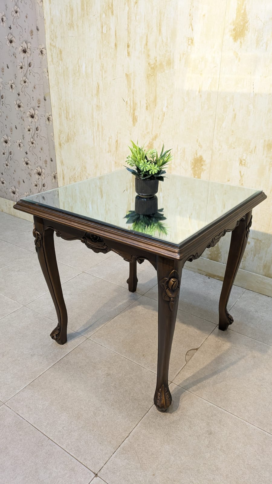 Corner table