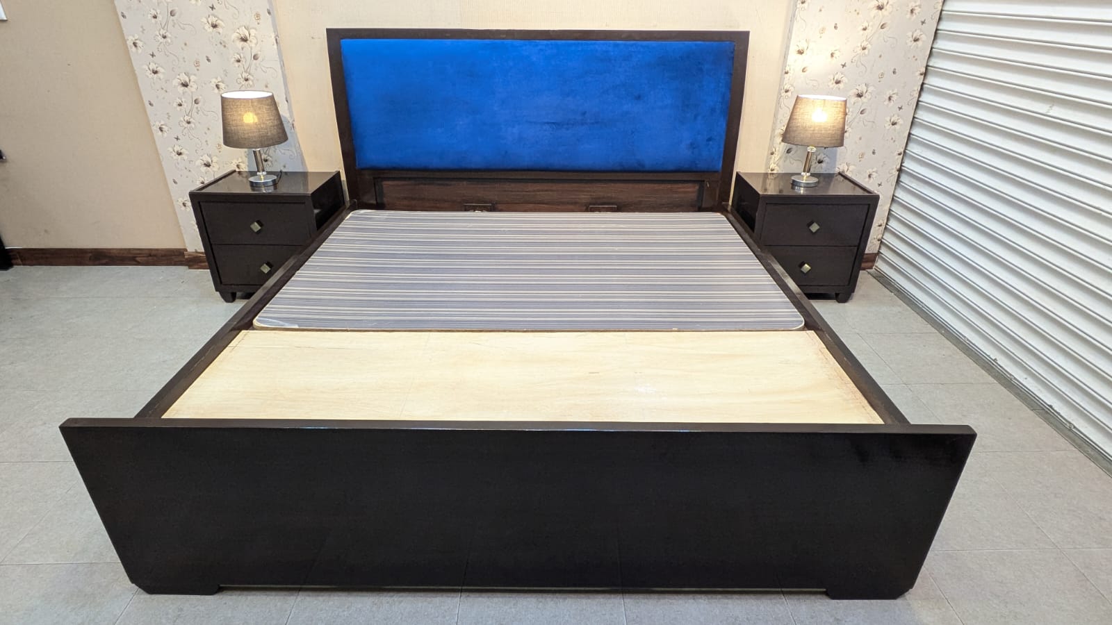 King Size Bed With 2 Side Tables