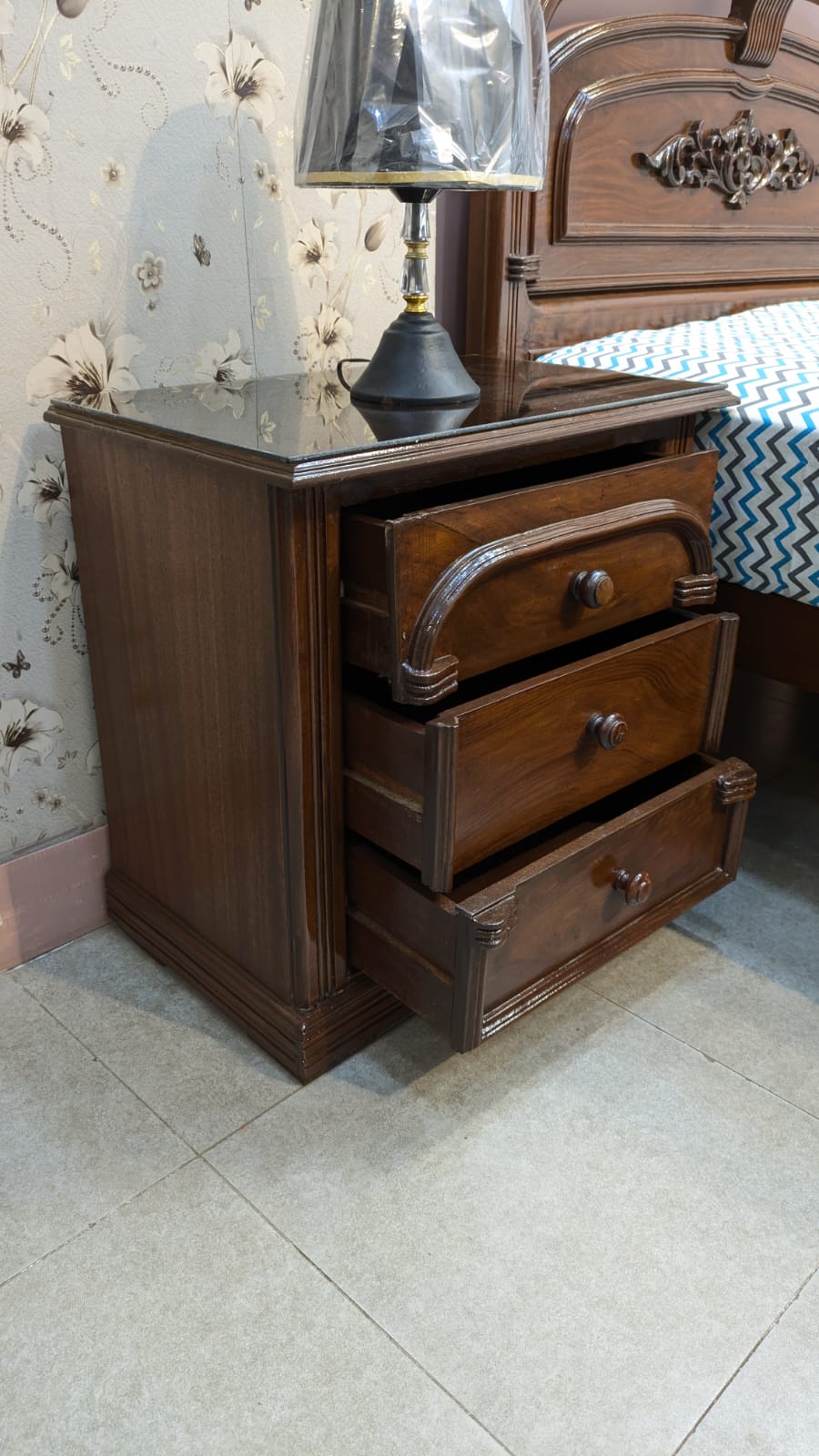 Single bed with 1 side table