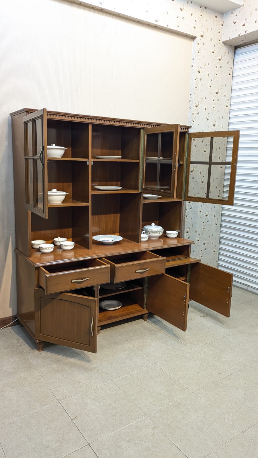 Beautiful Crockery Divider