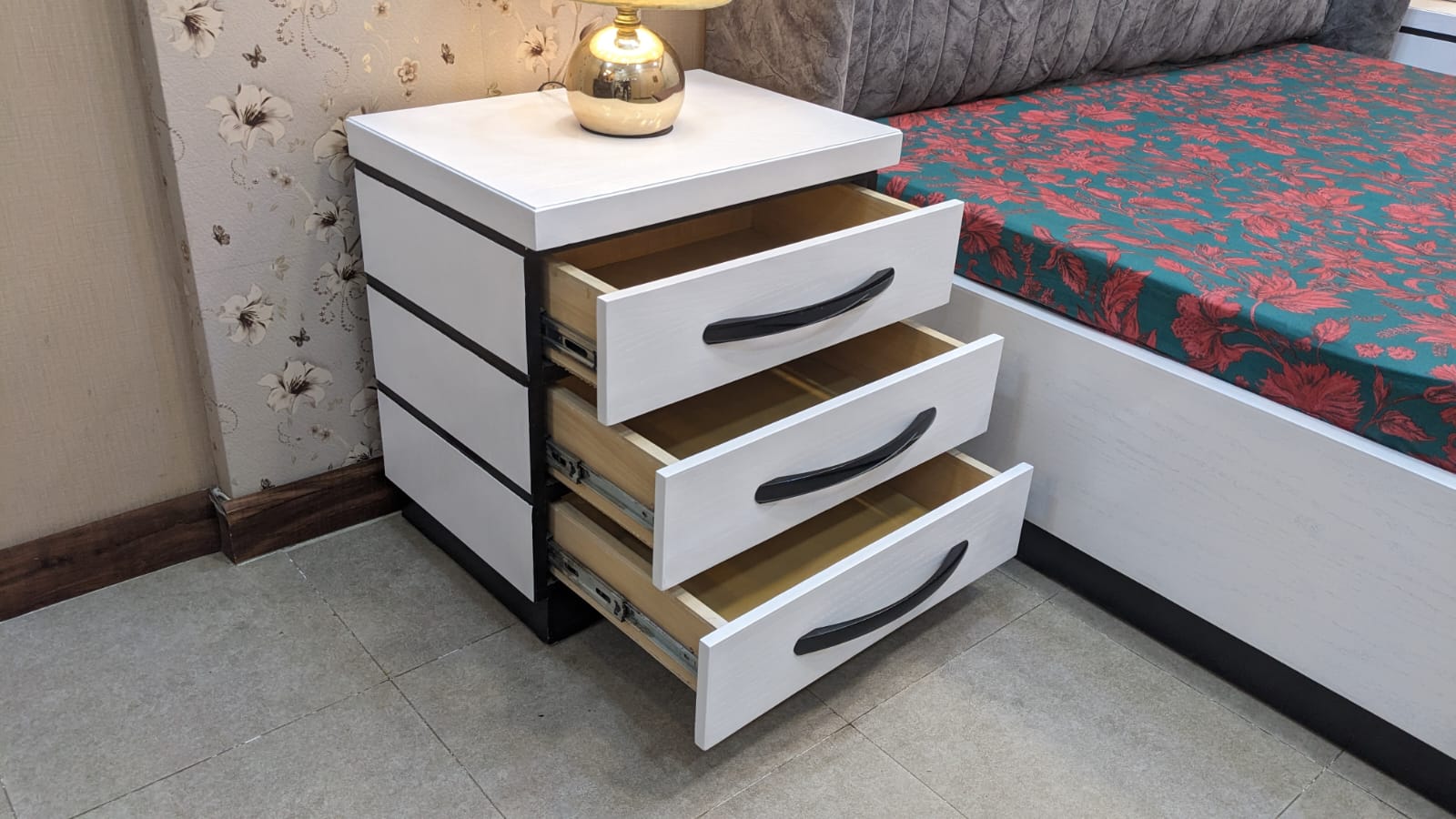 King Size Bed With 2 Side Tables and Dressing