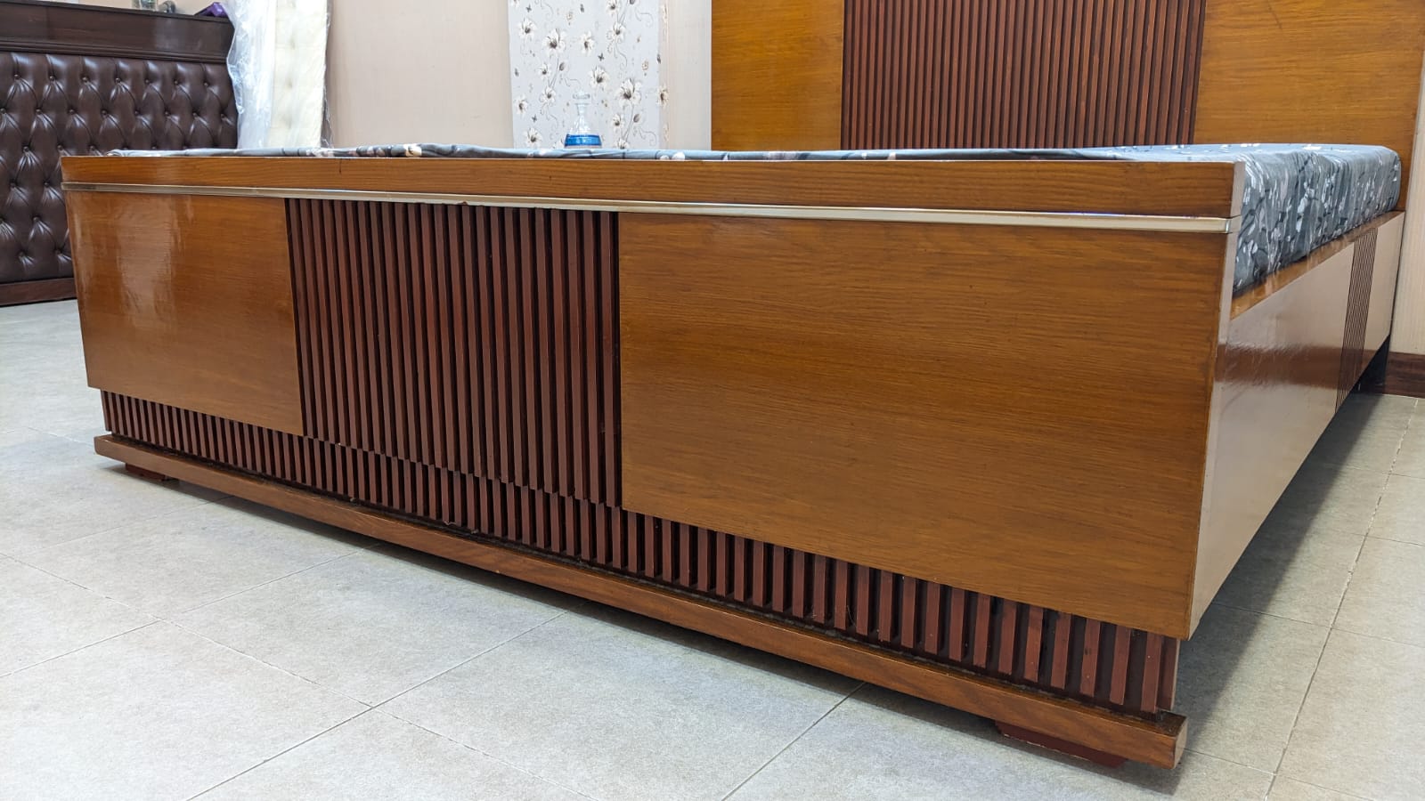 King Size Bed with 1 Side Table