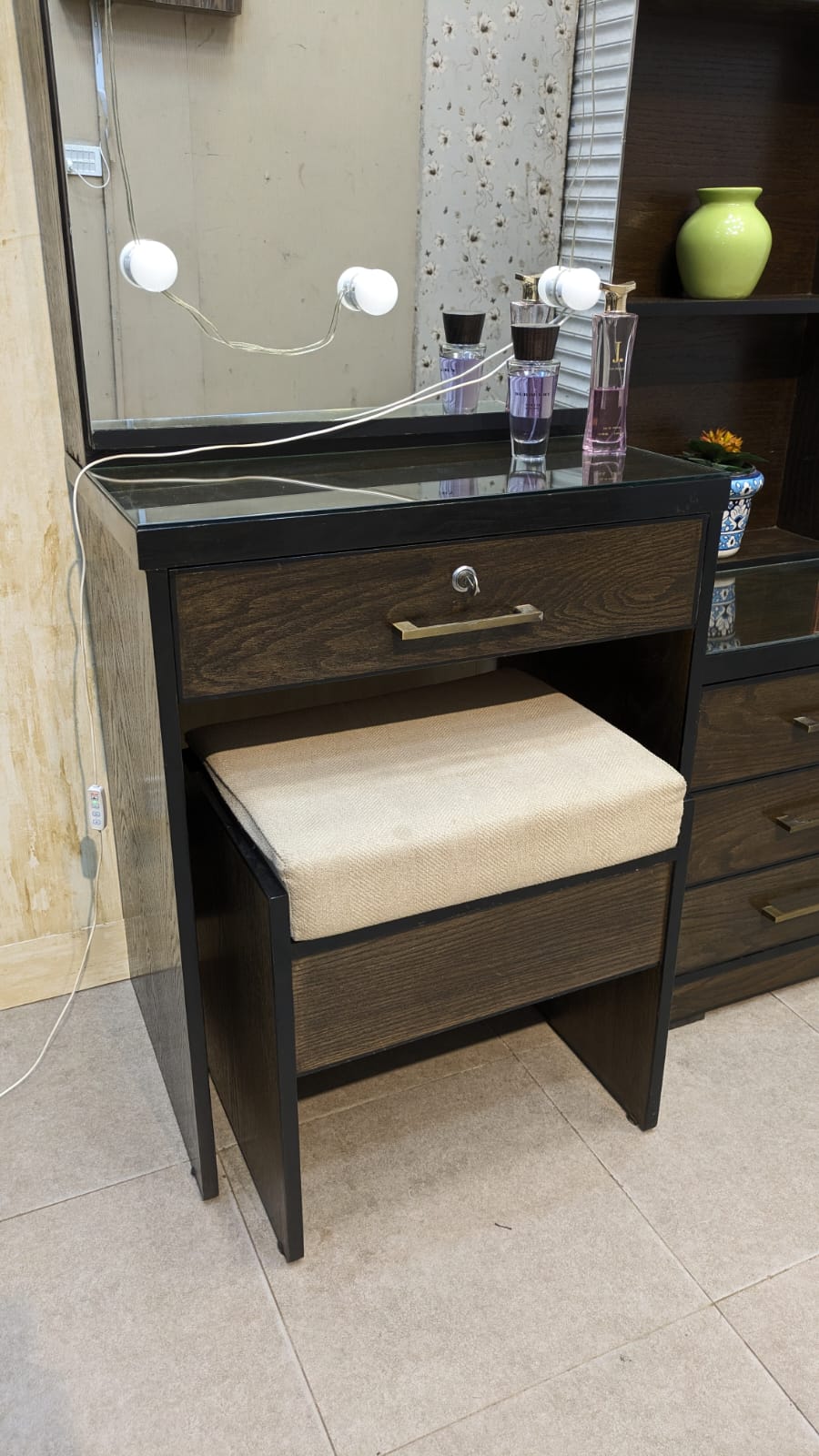 Modern Dressing Table with stool