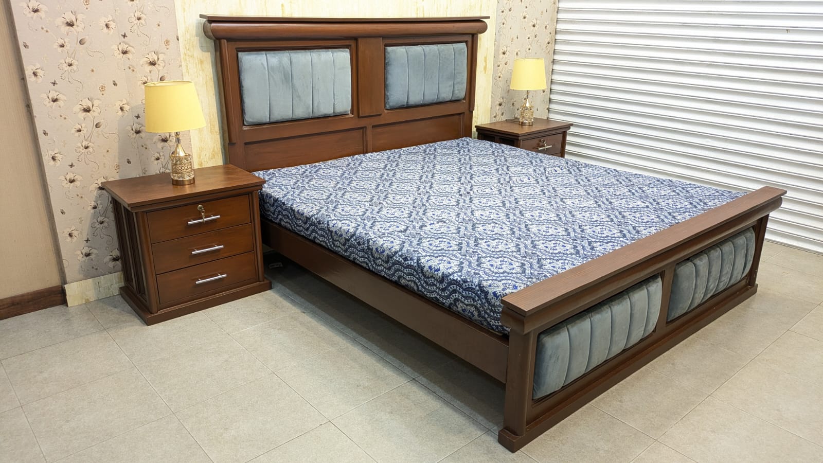 King Size Bed With 2 Side Tables