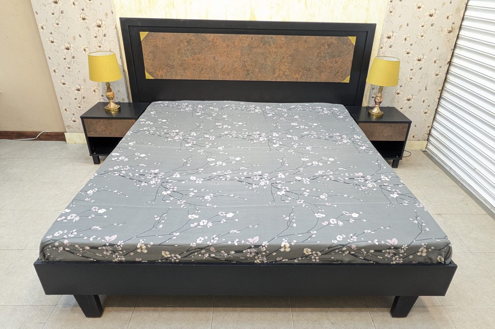 King Size Bed With 2 Side Table