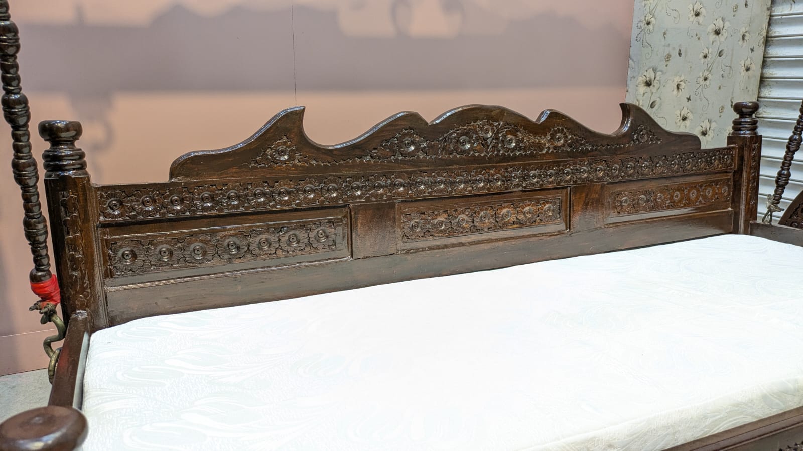 Chinioti jhoola In Solid Sheesham Wood