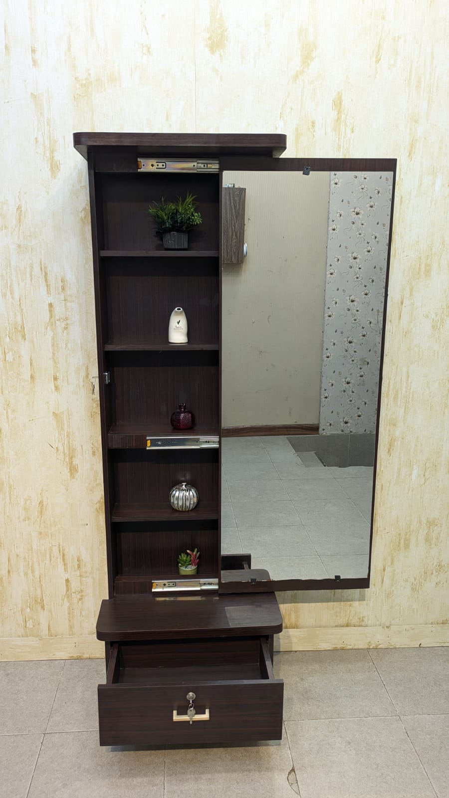 Beautiful Smart Dressing Table