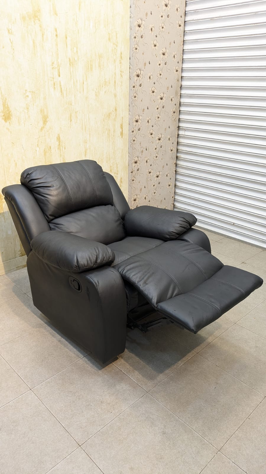 SUPER COMFORTABLE SKIN CONTACT LEATHER RECLINER