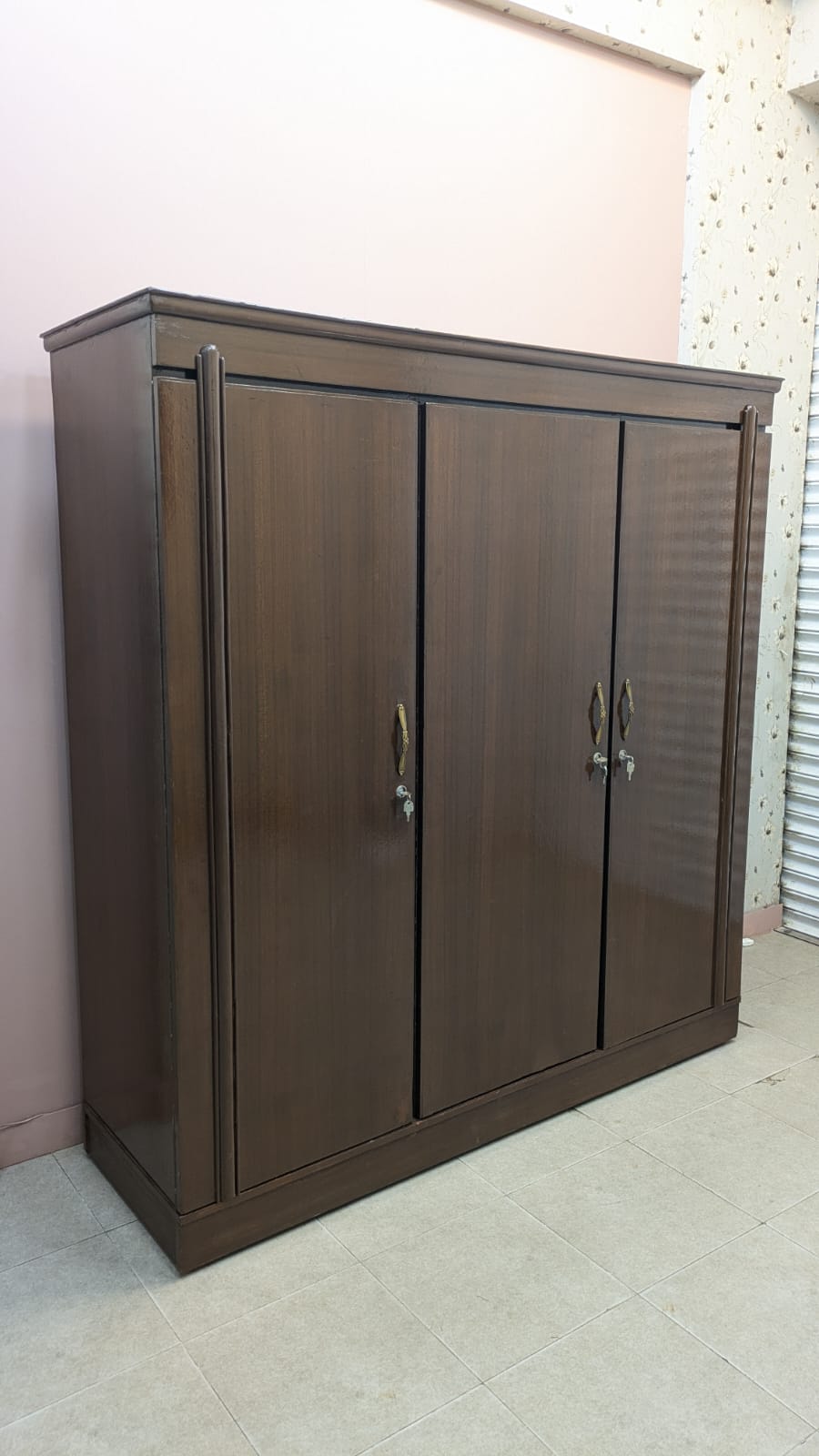 ELEGANT 3-DOOR ALMIRAH – STYLE MEETS STORAGE