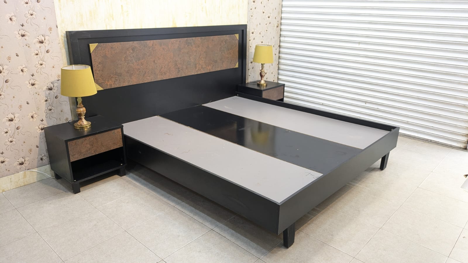 King Size Bed With 2 Side Table