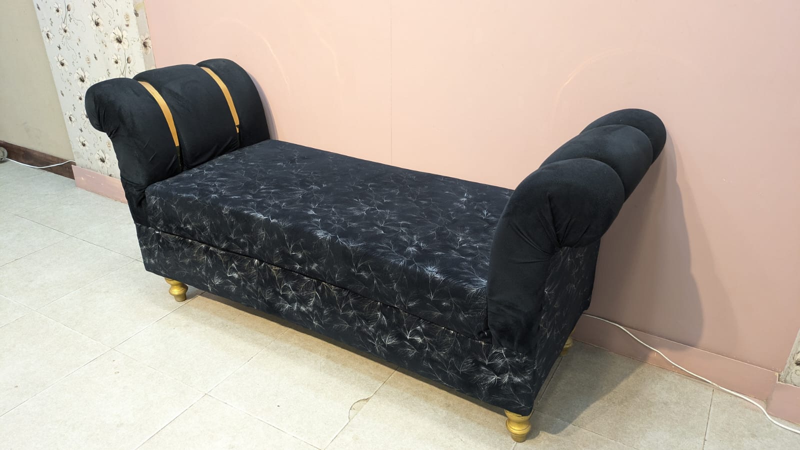 ELEGANT SETTEE WITH 2 MATCHING OTTOMANS