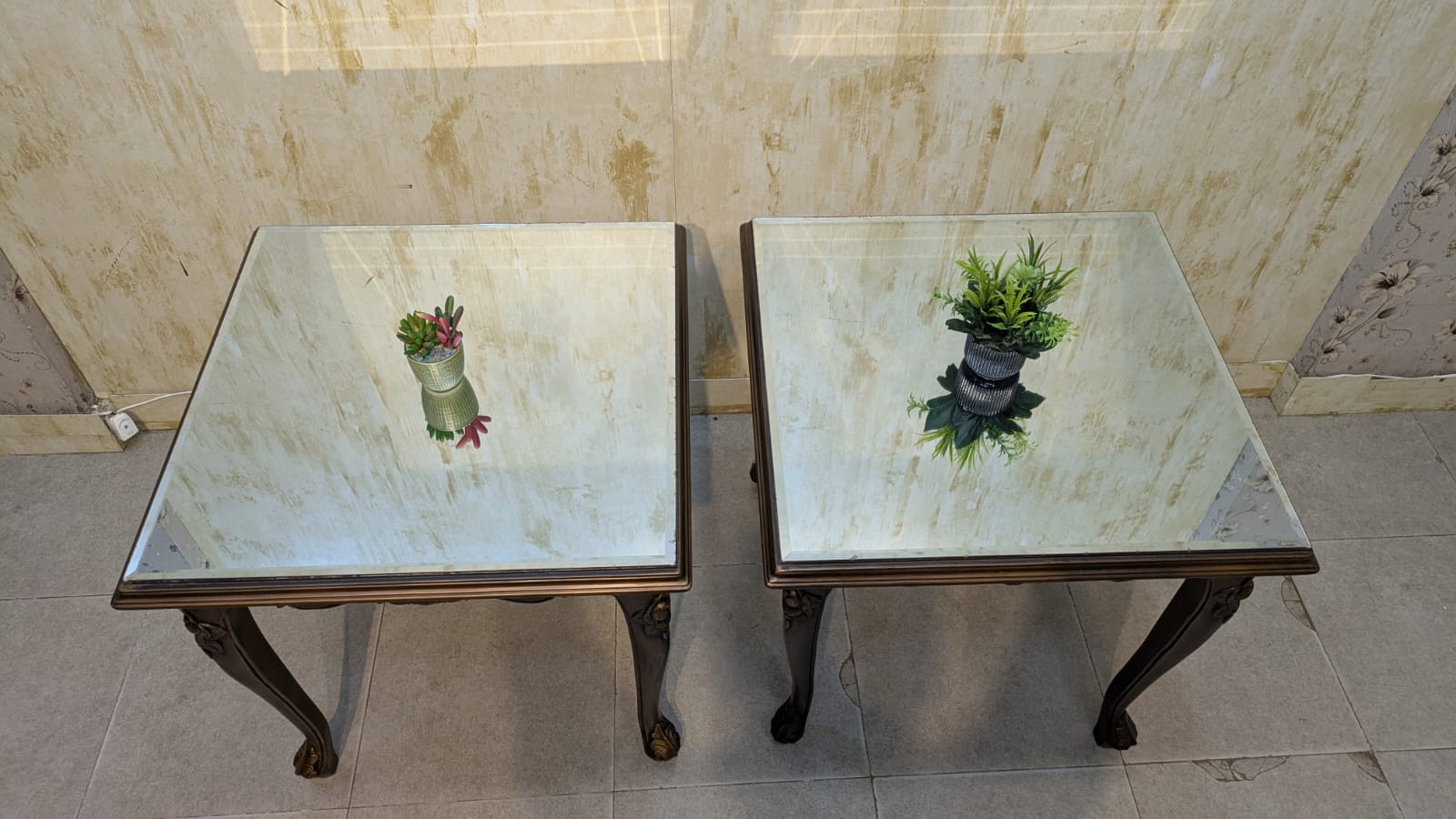 Corner table