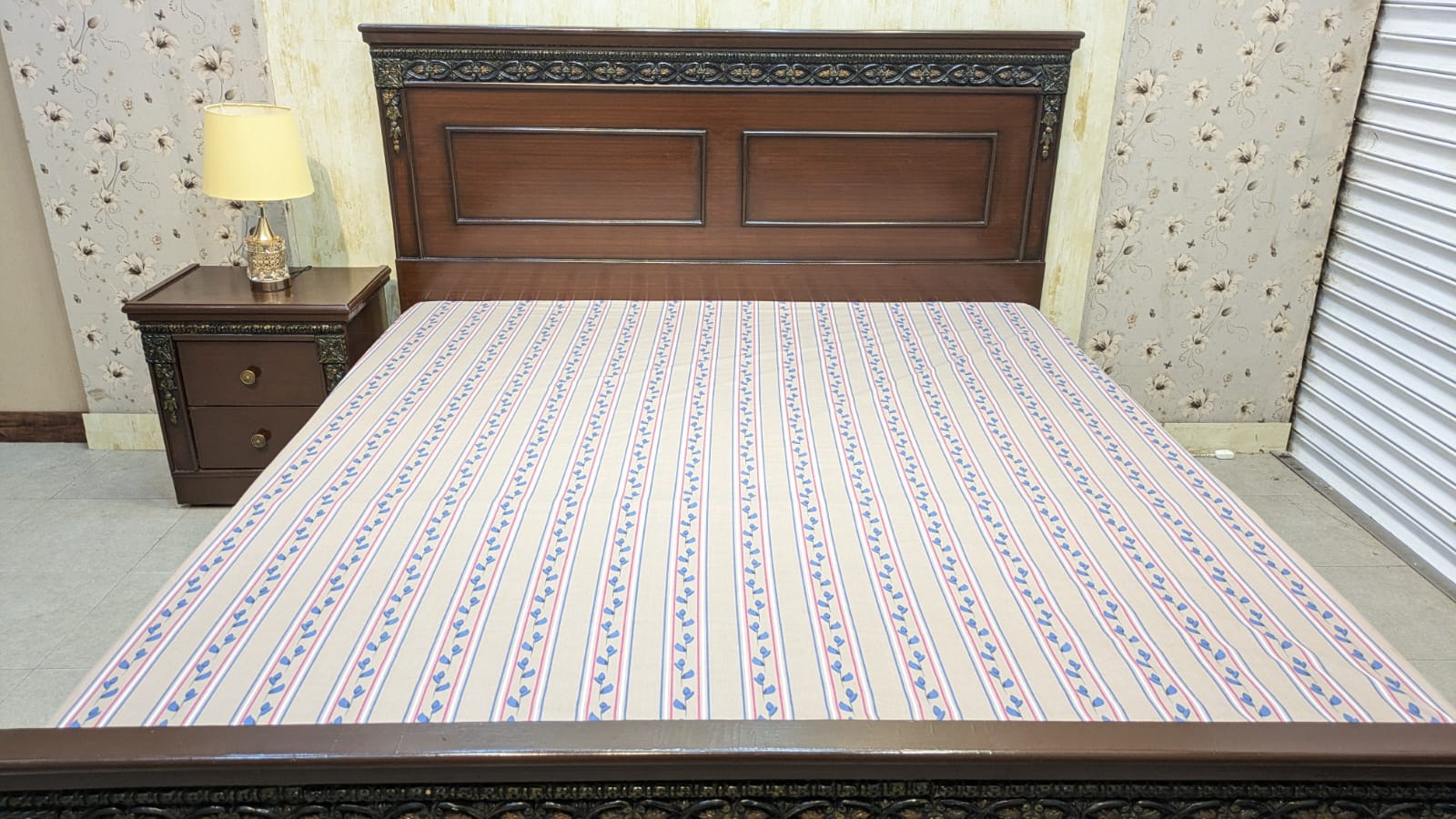 Elegant Sheesham Wood king Size Bed with 1 side table