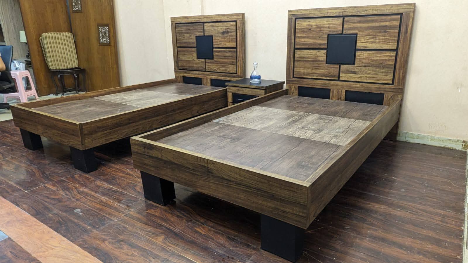 New Pair Of Bed With Shared Side Table & Dressing Table