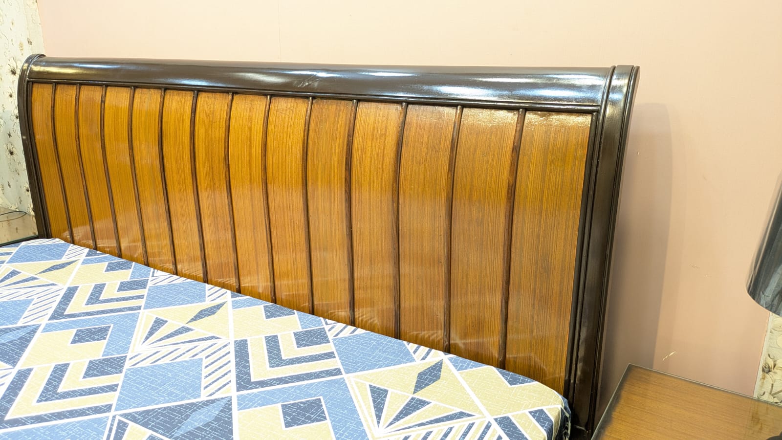 ELEGANT KING SIZE BED WITH 2 SIDE TABLES – STYLE MEETS SMART STORAGE!