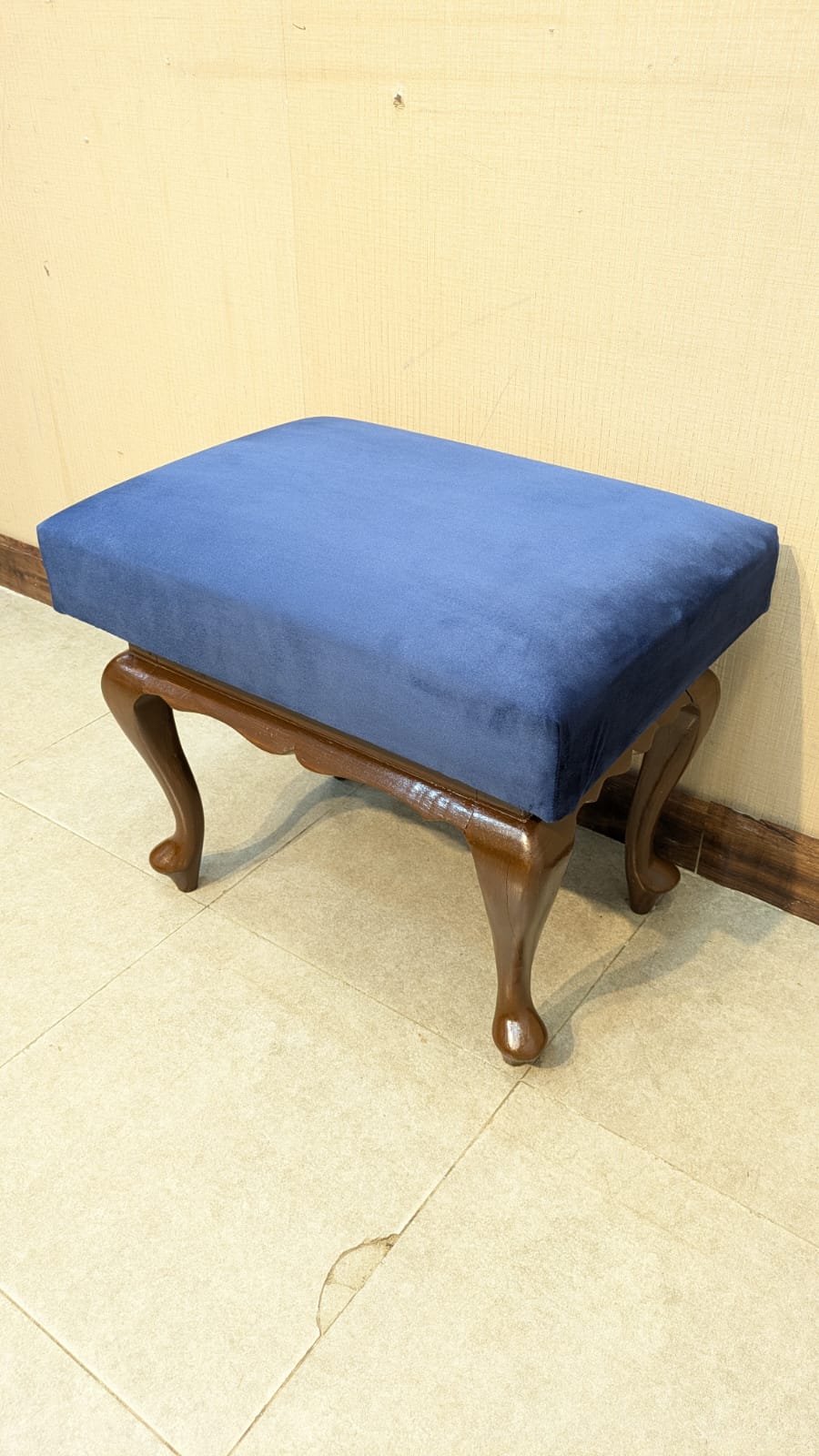 2 Seater Seattee with 4 Stools Or Pedicure Set