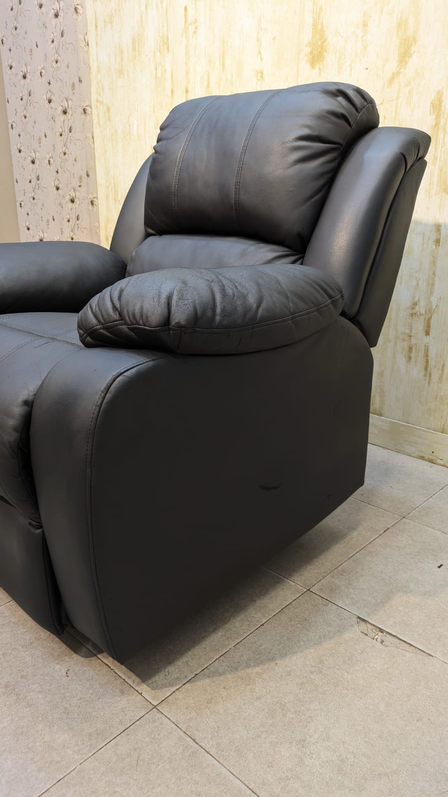 SUPER COMFORTABLE SKIN CONTACT LEATHER RECLINER