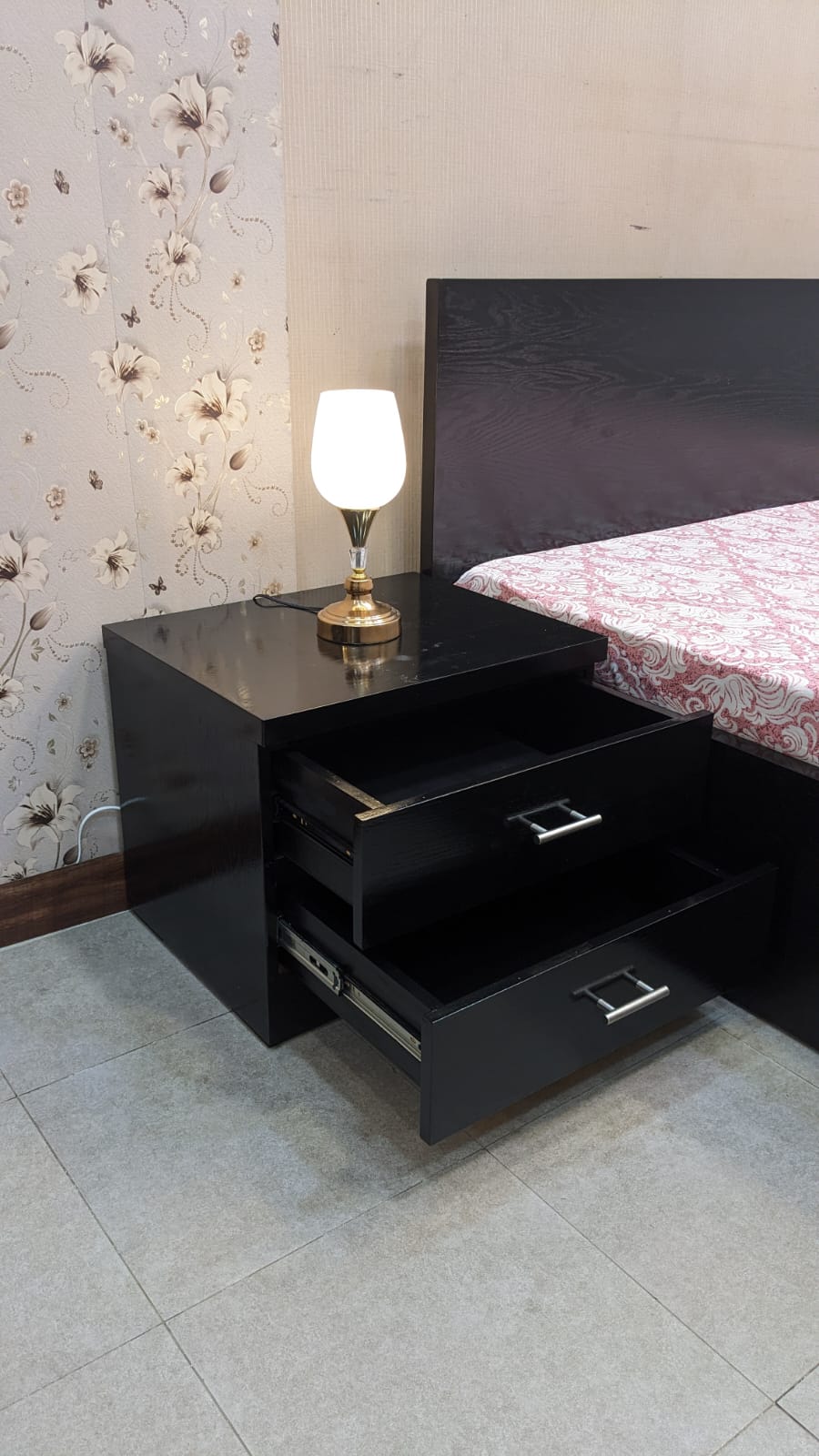 King Size Bed With 2 Side Tables