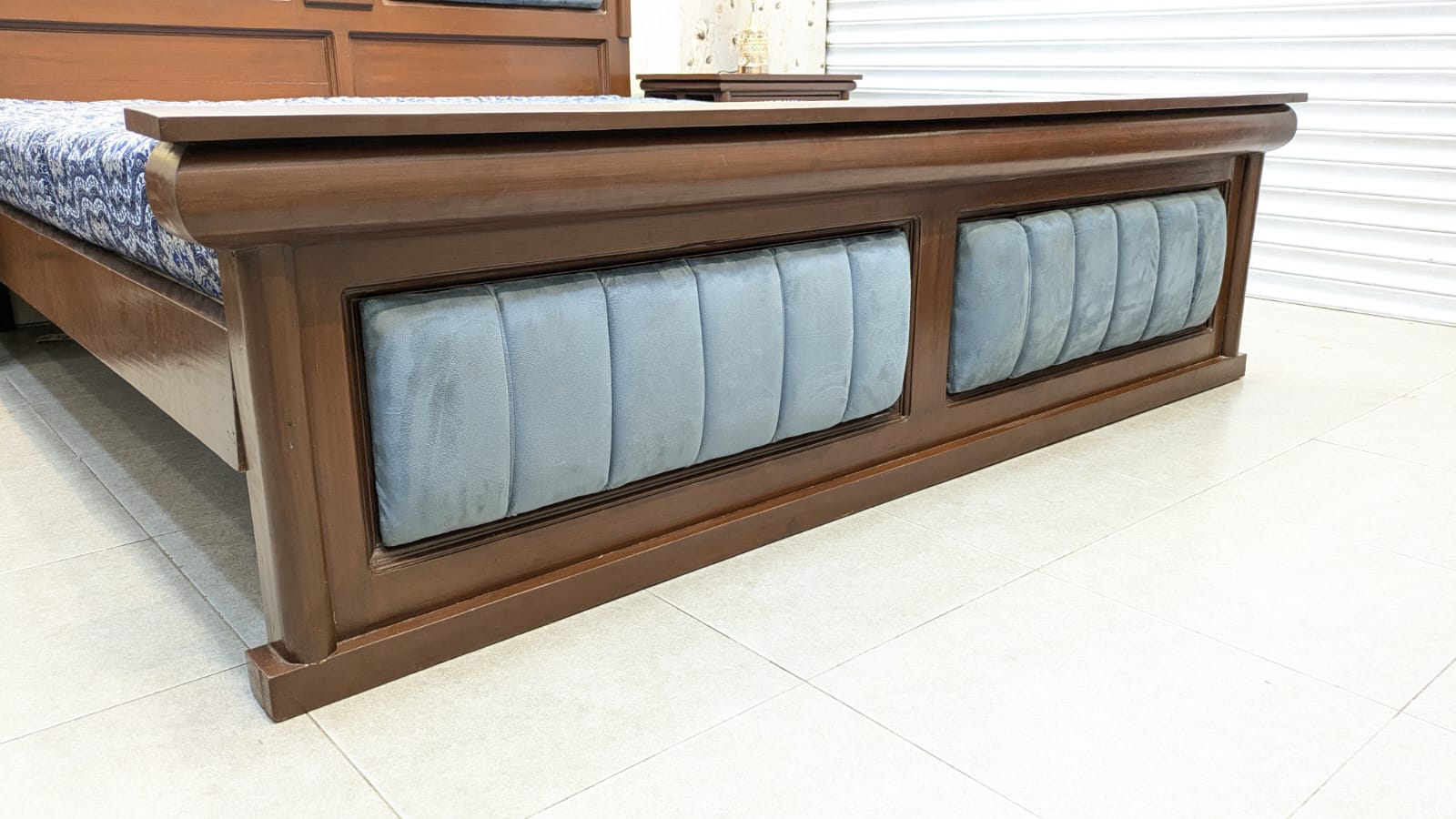 King Size Bed With 2 Side Tables
