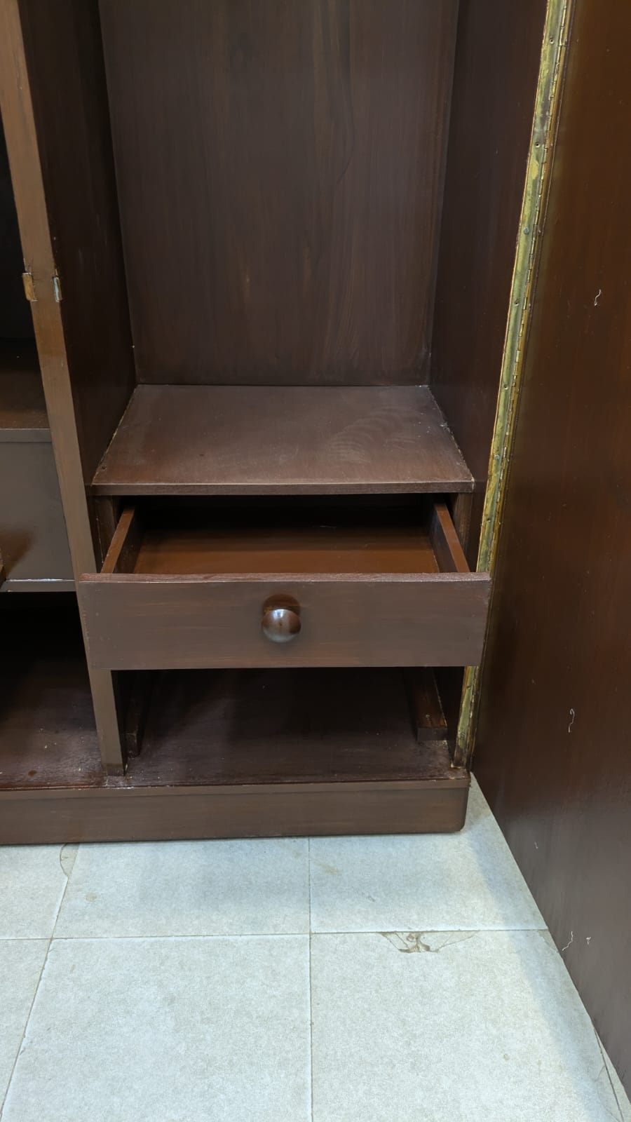 ELEGANT 3-DOOR ALMIRAH – STYLE MEETS STORAGE