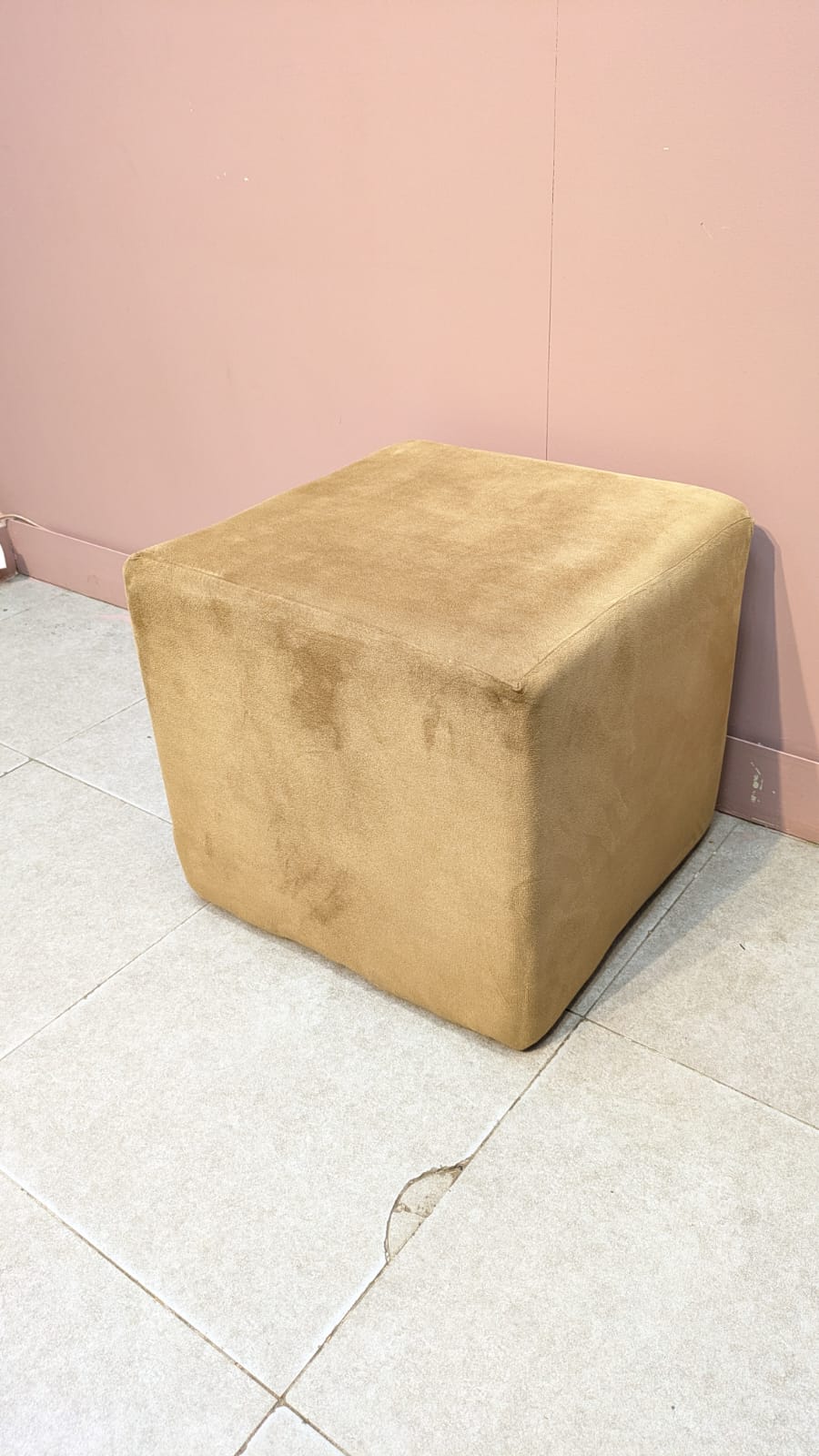 ELEGANT CENTER TABLE WITH 4 CUSHIONED STOOLS