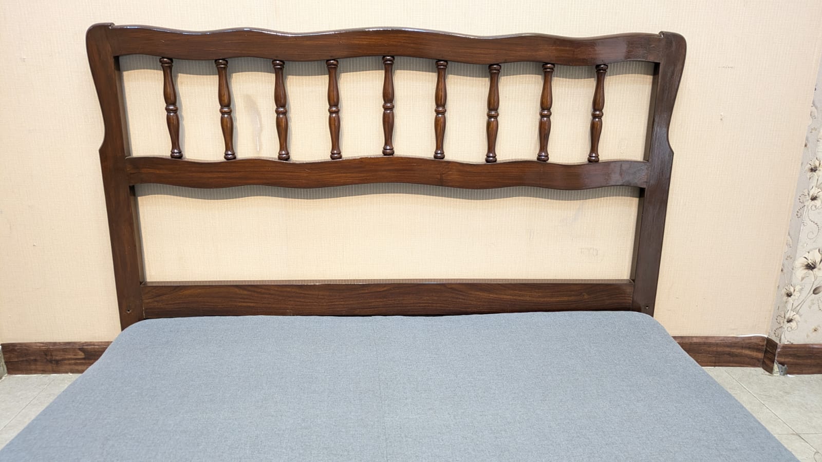 Queen Size Bed With Box Mattress and Spring Mattress