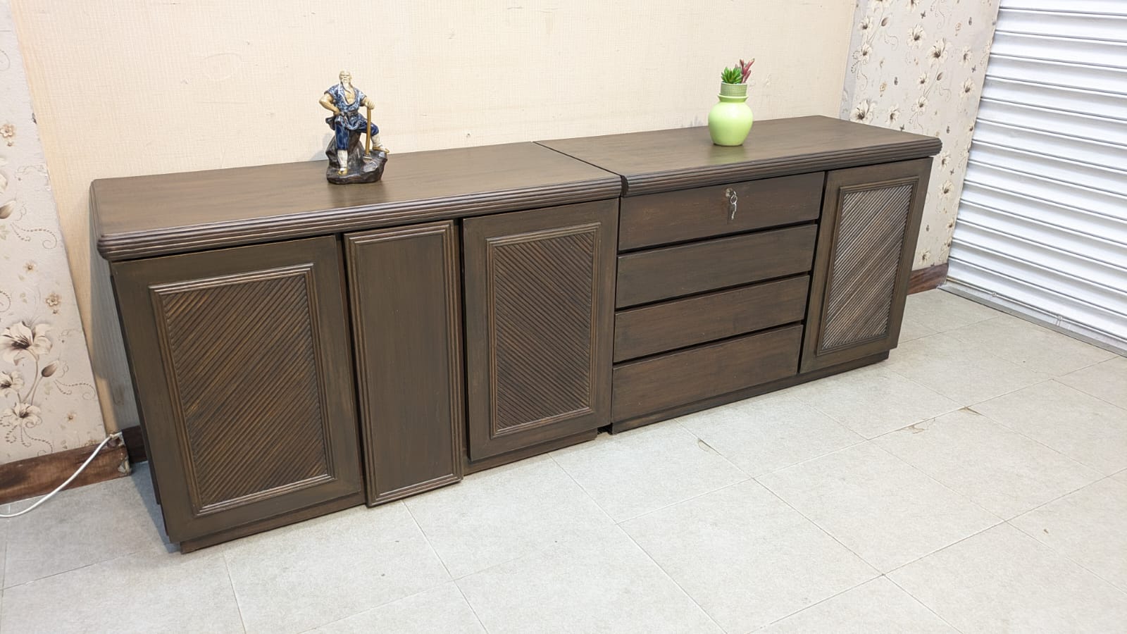 Elegant Design Sideboard