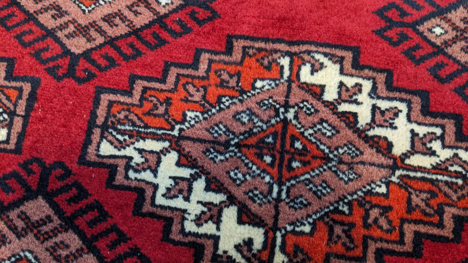 Vintage Sarook Hand Knotted Rug