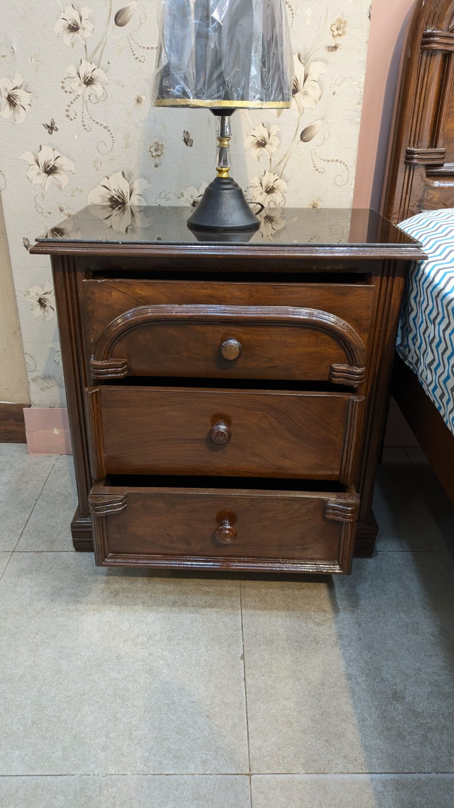Single bed with 1 side table