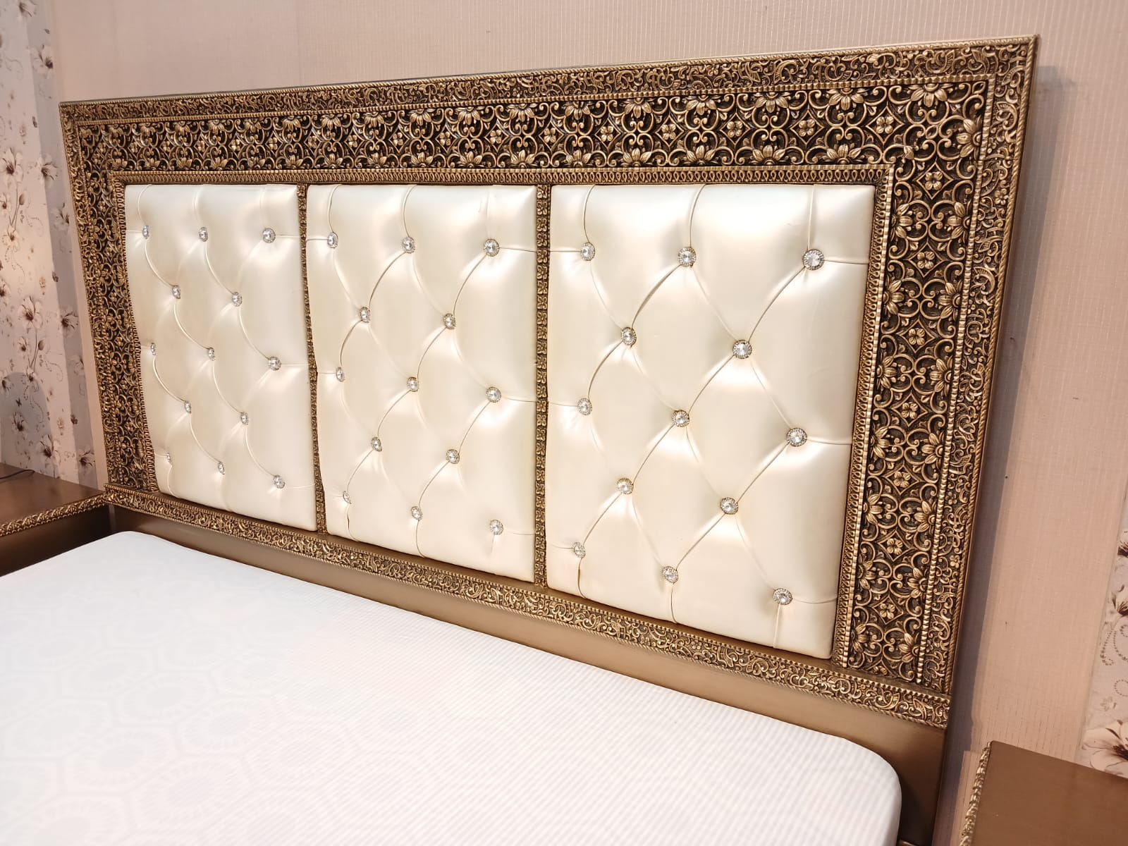 Stylish King Size Bed Set