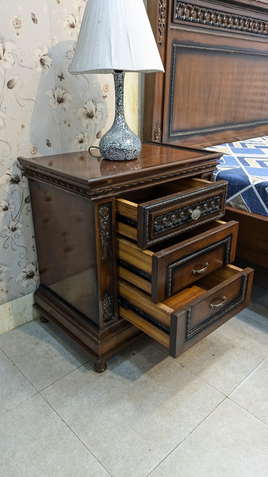 King Size Bed With 1 Side Table
